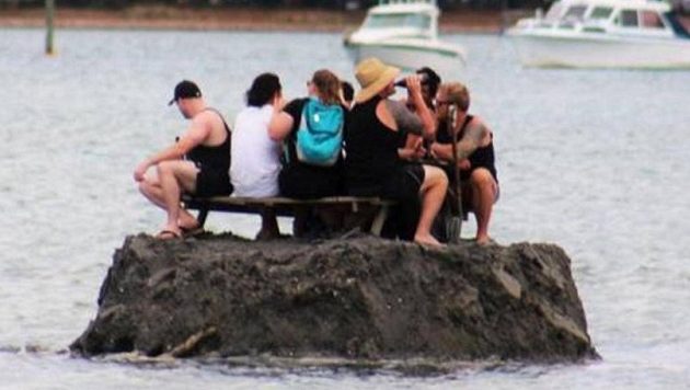 Στη Ν. Ζηλανδία έχτισαν νησάκι για να καταναλώνουν ελεύθερα αλκοόλ χωρίς απαγόρευση