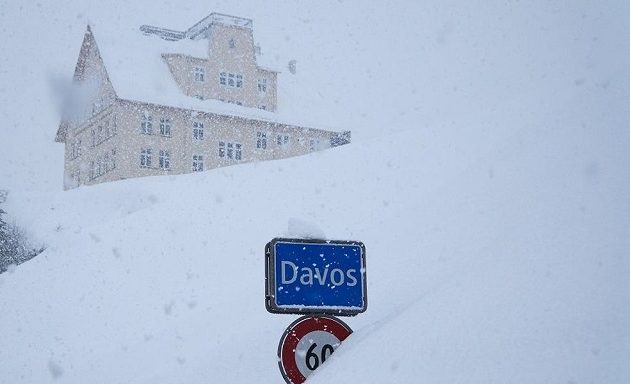 Τα χιόνια στο Νταβός ανάγκασαν τον Τσίπρα  να κάνει 2 χιλιόμετρα με τα πόδια