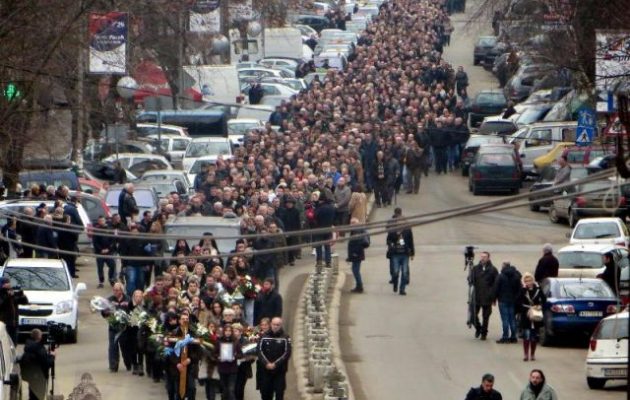 Χιλιάδες Σέρβοι είπαν το «ύστατο χαίρε» στον Όλιβερ Ιβάνοβιτς