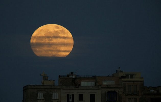 Το βράδυ της Πρωτοχρονιάς θα απολαύσουμε το πιο μεγάλο και φωτεινό φεγγάρι όλου του 2018!