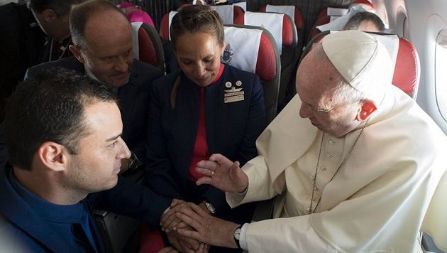 O Πάπας Φραγκίσκος πάντρεψε ζευγάρι εν πτήσει μέσα στο παπικό αεροσκάφος