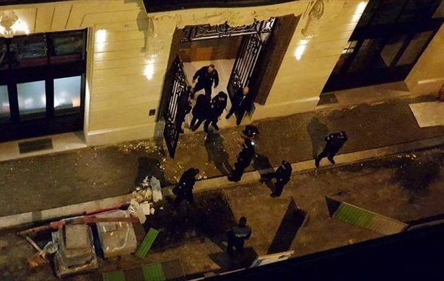 Άνδρες με κουκούλες και τσεκούρια “μπούκαραν” για κοσμήματα στο πολυτελές Ritz στο Παρίσι