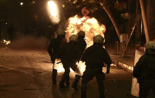 Κουκουλοφόροι επιτέθηκαν με μολότοφ στα Εξάρχεια και στα γραφεία του ΠΑΣΟΚ