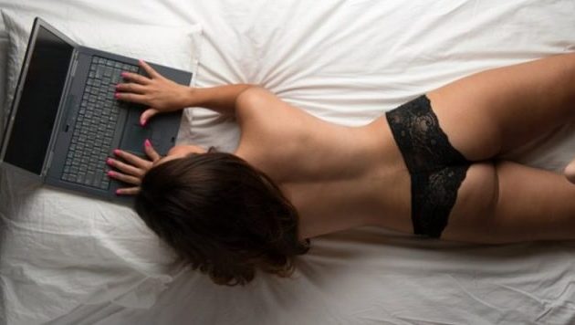 Οι γυναίκες βλέπουν περισσότερο πορνό από τους άντρες – Τι ψάχνουν στο διαδίκτυο