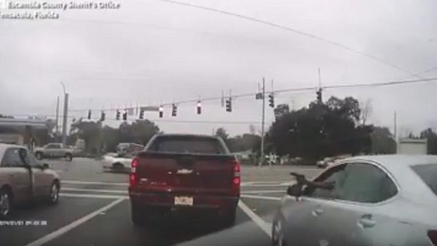 Πυροβολισμοί μέσα από αυτοκίνητα σε κεντρικό δρόμο της Φλόριντα (βίντεο)