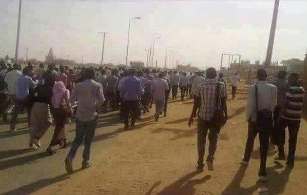 Συνελήφθησαν ξένοι δημοσιογράφοι που κάλυπταν τις “διαδηλώσεις του ψωμιού” στο Σουδάν