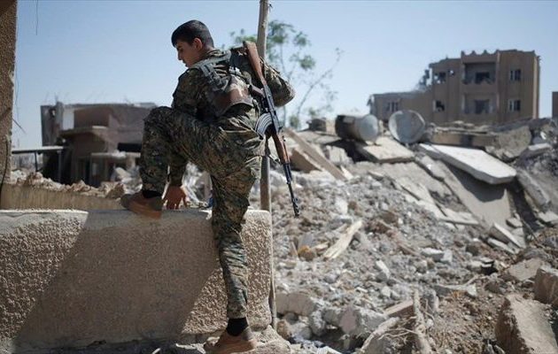 Έτοιμοι να υπερασπιστούν τα εδάφη τους από τη “μάστιγα του Ερντογάν” οι Κούρδοι μαχητές στη Συρία
