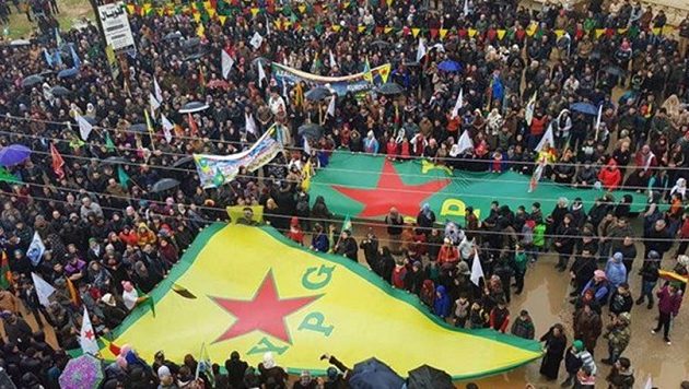 Χιλιάδες Κούρδοι της Συρίας διαδήλωσαν κατά της Τουρκίας: “Κάτω ο Ερντογάν”
