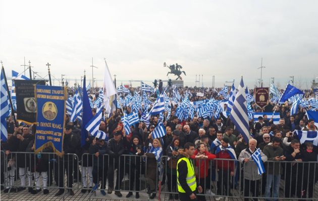 Χιλιάδες οι διαδηλωτές στη Θεσσαλονίκη – Έφεδροι καταδρομείς έψαλαν τον εθνικό ύμνο (βίντεο)