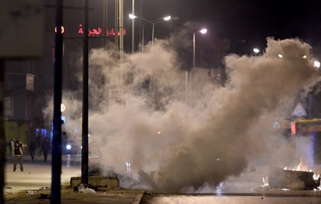 Χάος στην Τυνησία: Διαδηλωτές πυρπόλησαν δημόσια κτίρια – Ο στρατός στους δρόμους
