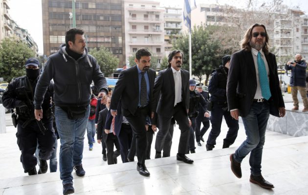 Ποιος φοβάται τη Δικαιοσύνη; Η αλήθεια για τους “8”, το άσυλο και τα “ανατολίτικα παζάρια”