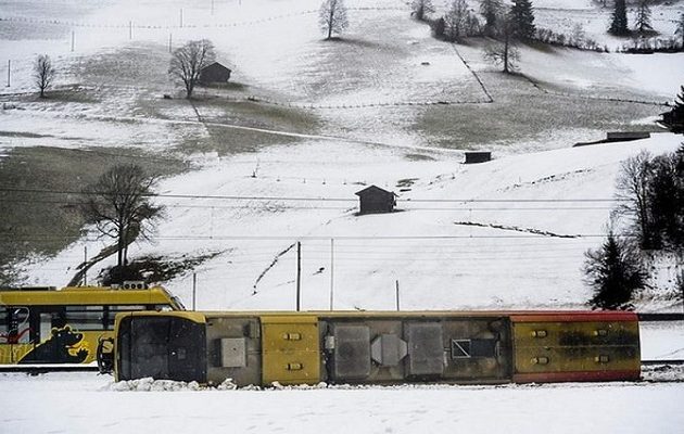 Οι θυελλώδεις άνεμοι εκτροχίασαν τρένο στην Ελβετία (φωτο)