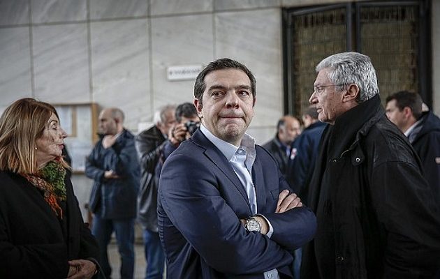 “Λύγισαν” Tσίπρας και Τζανακόπουλος στην κηδεία του Θοδωρή Μιχόπουλου (φωτο)