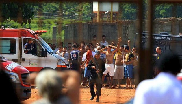 Έριξαν τοίχο και απέδρασαν μαζικά μετά τη μεταξύ τους σφαγή σε φυλακή στη Βραζιλία