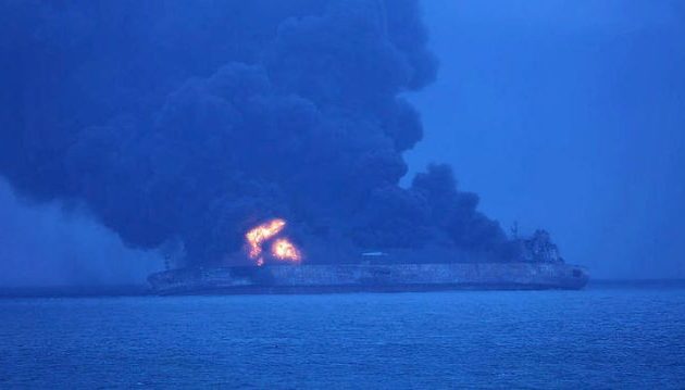 Ιρανικό δεξαμενόπλοιο που συγκρούστηκε με κινεζικό πλοίο φλέγεται από το Σάββατο