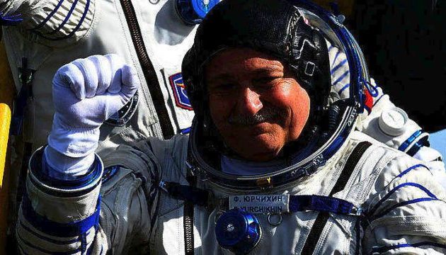 Έκανε μια… “στάση” Θεσσαλονίκη για να τιμήσει την Πόντια μάνα του (φωτο)