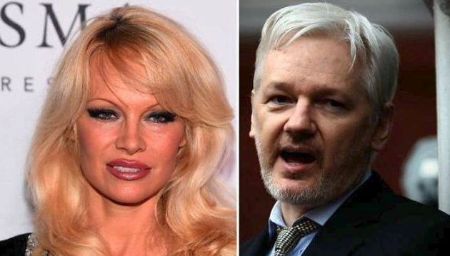 Οι παπαράτσι “συνέλαβαν” την Πάμελα Αντερσον να επισκέπτεται τον Ασάνζ