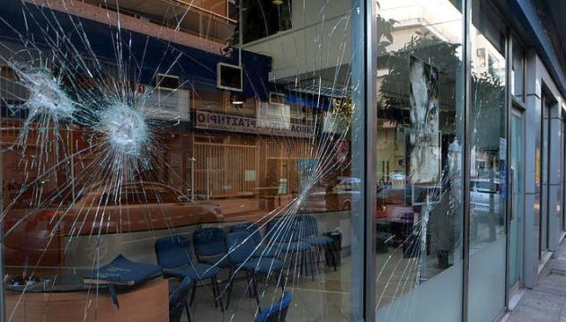 Έσπασαν με βαριοπούλες γραφεία των ΕΛΤΑ και του ΣΥΡΙΖΑ στον Ταύρο