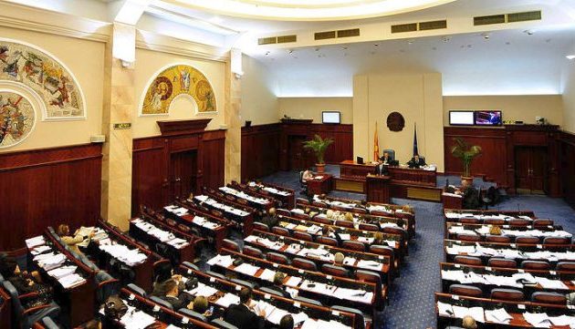 Η αντιπολίτευση των Σκοπίων βάζει “τρικλοποδιά” στο νέο νόμο για την αλβανική γλώσσα