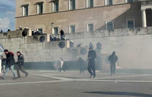 Επεισόδια έξω από τη Βουλή μετά την πορεία του ΠΑΜΕ