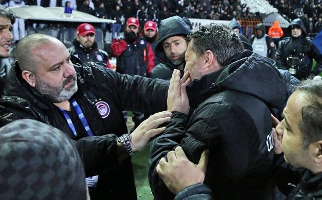 Έκαναν… crash test στο κεφάλι καλεσμένου με ρολό ταμειακής μετά το ΠΑΟΚ-Ολυμπιακός (βίντεο)