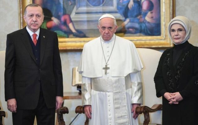 “Πάγωσε” ο Ερντογάν – Τι δώρο με νόημα του έκανε ο Πάπας Φραγκίσκος