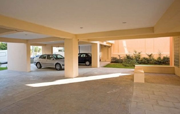 Τι αλλάζει με την απόφαση του Πρωτοδικείου για τις θέσεις πάρκινγκ στις πυλωτές