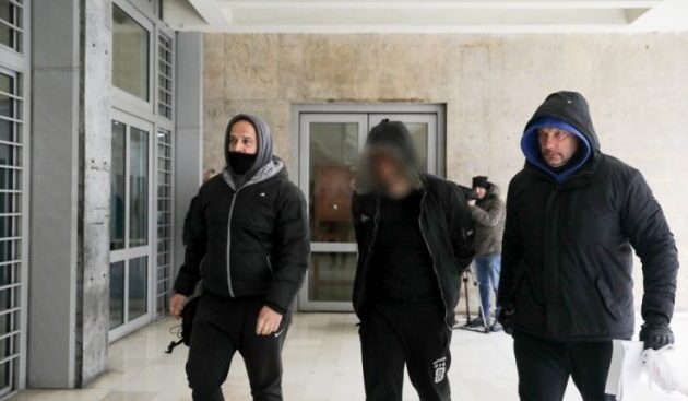 Στο Αυτόφωρο ο 27χρονος που συνελήφθη για τη ρίψη αντικειμένου σε Γκαρθία (φωτο)