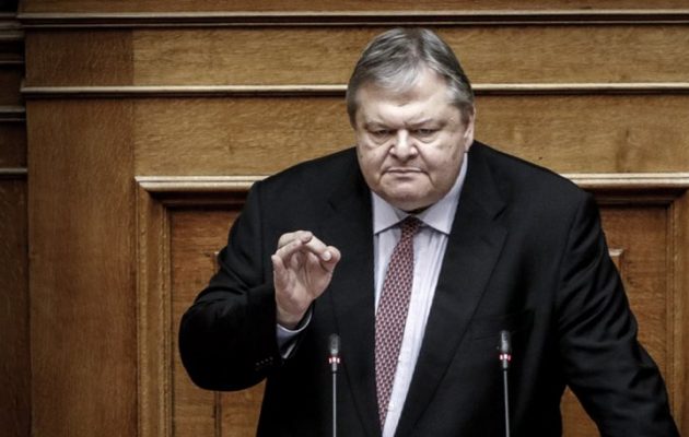 Ειρωνικός, αλλά χωρίς απαντήσεις για το σκάνδαλο Novartis ο Βενιζέλος