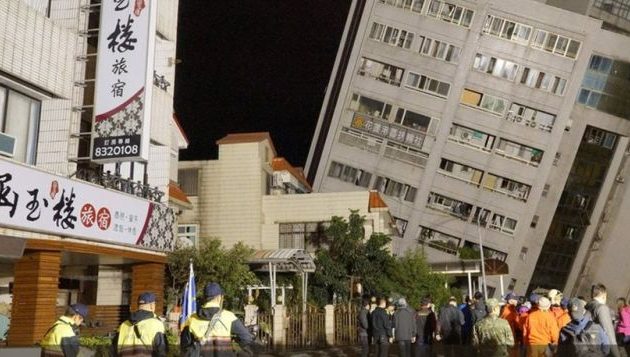 Φονικός σεισμός 6,4 Ρίχτερ στην Ταϊβάν – Πώς “κρέμεται” στον αέρα τεράστιο κτίριο (φωτο)