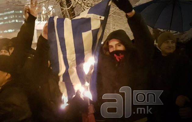 Σκόπια: Συγκέντρωση εθνικιστών κατά της αλλαγής ονομασίας – Έκαψαν ελληνική σημαία