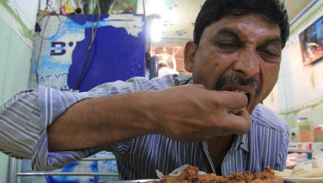 Τουρκία: “Μην τρώτε με το αριστερό γιατί έτσι τρώνε οι δαίμονες”