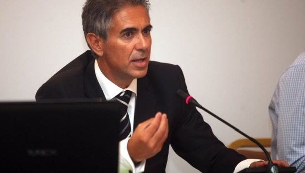 Τι λέει ο Φρουζής για τη “χοντροκομμένη φάρσα” της Novartis