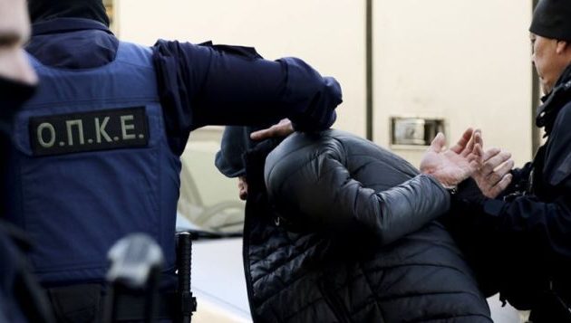 Σοκ στην Αττική: Ψάρευε 15χρονες στο ίντερνετ, τις “ακινητοποιούσε” με ναρκωτικά και τις βίαζε