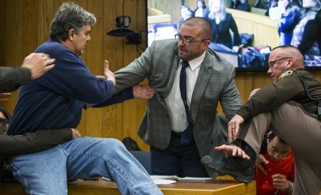 Πατέρας όρμησε στον γιατρό που κακοποίησε τις κόρες του: “Δώστε μου ένα λεπτό μαζί του” (βίντεο)