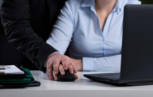 37χρονη κατήγγειλε παρενόχληση, απολύθηκε και της έκαναν και μήνυση