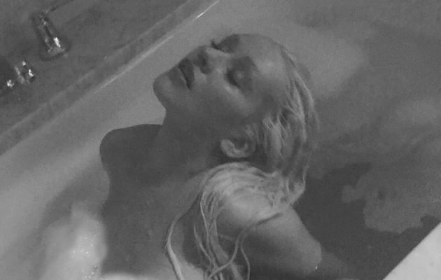 Η Κριστίνα Αγκιλέρα ποζάρει ολόγυμνη στην μπανιέρα της (φωτο)