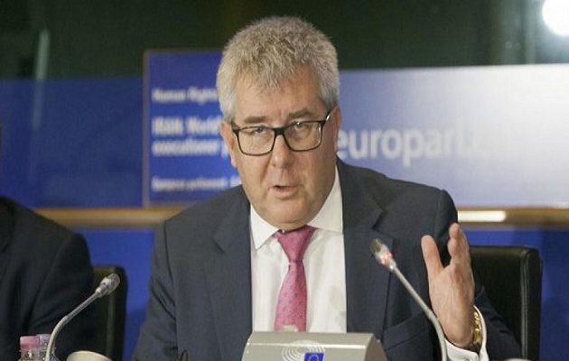 Πρωτοφανής απόφαση: Γιατί καθαίρεσαν αντιπρόεδρο στην Ευρωβουλή