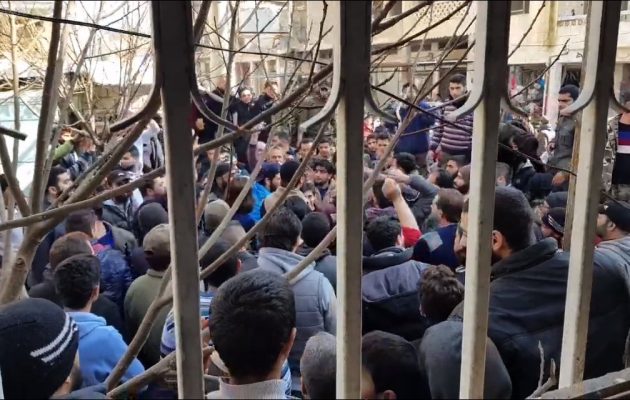 Κάτοικοι της Συρίας διαδήλωσαν με αίτημα να φύγει η Αλ Κάιντα από την πόλη τους