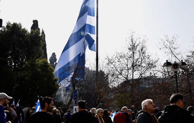 Ελληνική Σημαία 150 τμ κυματίζει στο Σύνταγμα