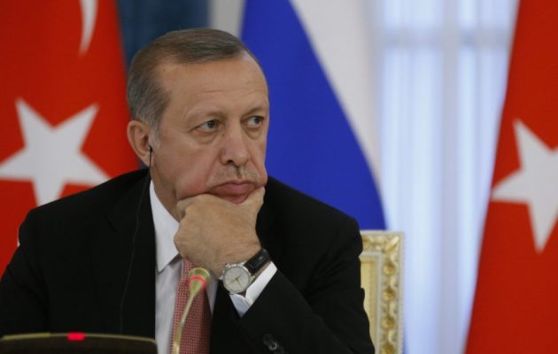 Ο Ερντογάν εκμεταλλεύεται τις ανασφάλειες και τον εθνικισμό των Τούρκων για να γίνει «σουλτάνος»