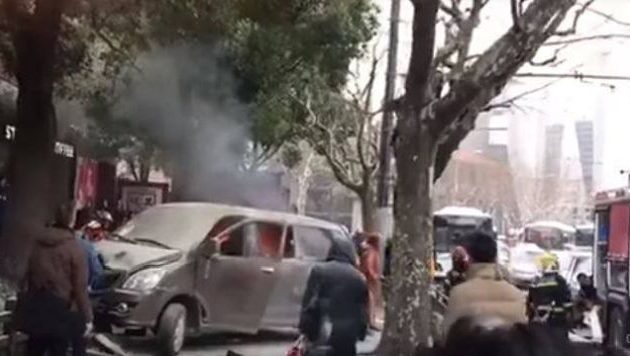 Οδηγός κάπνιζε στο τιμόνι και χτύπησε άσχημα 18 περαστικούς (βίντεο)