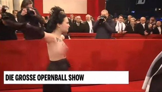 Η στιγμή που γυμνόστηθη Femen “εισβάλει” στην Όπερα της Βιέννης (βίντεο)