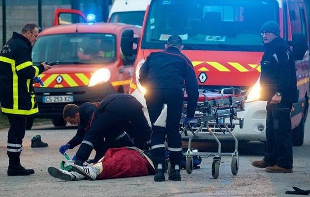 Πυροβολισμοί και άγριο ξύλο με σιδερολοστούς στο Καλαί ανάμεσα σε Αφγανούς και Αφρικανούς μετανάστες (βίντεο)