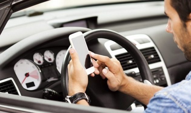 Η Γαλλία απαγορεύει τη χρήση κινητού μέσα στο αυτοκίνητο, ακόμη κι αν είναι σταματημένο