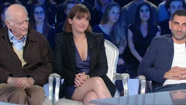 Γαλλίδα βουλευτής μίλησε για την παρενόχληση φορώντας μίνι και βαθύ ντεκολτέ (βίντεο)