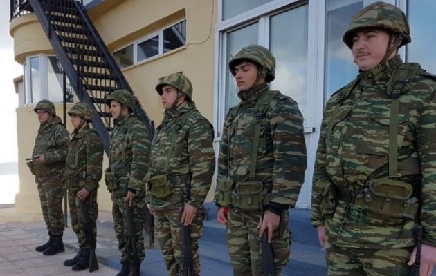 Τούρκοι δικαστικοί και δημόσιοι υπάλληλοι αποβιβάστηκαν στις Οινούσσες και ζήτησαν πολιτικό άσυλο