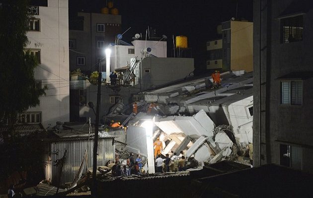 Τρεις νεκροί από κατάρρευση πολυκατοικίας στην Ινδία (φωτο)