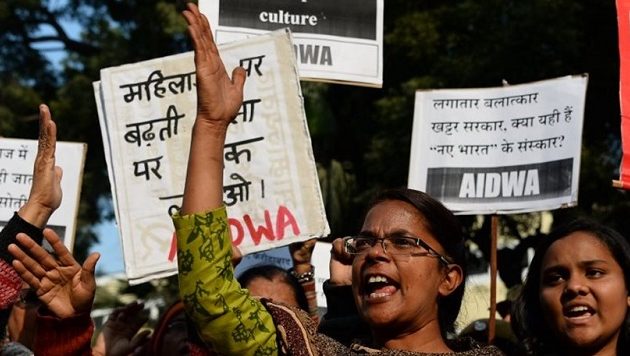 Σοκ στην Ινδία: Άντρες βίασαν γυναίκα με σιδερένια ράβδο