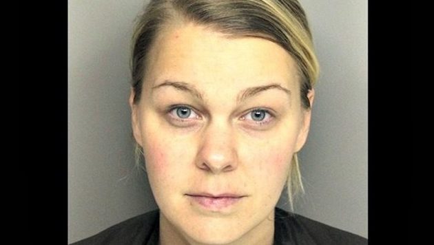 Παντρεμένη 27χρονη καθηγήτρια το “έκανε” με μαθητή της σε αυτοκίνητο